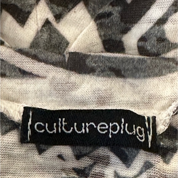 Cultureplug abstract lightweight vneck top Size Medium - Picture 4 of 7